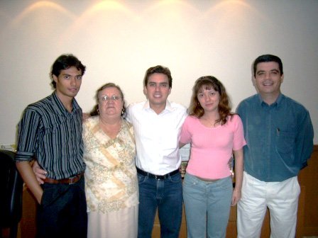 Camarinha (ao centro) com lideranas de Maraca<a style='float:right;color:#ccc' href='https://www3.al.sp.gov.br/repositorio/noticia/03-2008/CAMARINHA ASILO.jpg' target=_blank><i class='bi bi-zoom-in'></i> Clique para ver a imagem </a>